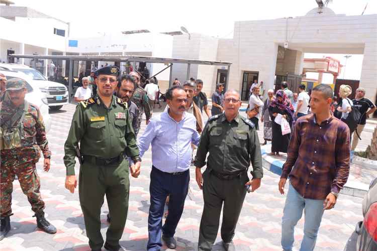 مدير عام خور مكسر يستقبل وكيل وزارة الداخلية لقطاع الخدمات المدنية ويطلعان على سير العمل بمركز الأحوال المدنية
