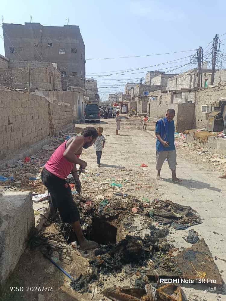 فرق الصرف الصحي بعدن تنفذ أعمال معالجة انسدادات وتصريف في عدد من المديريات