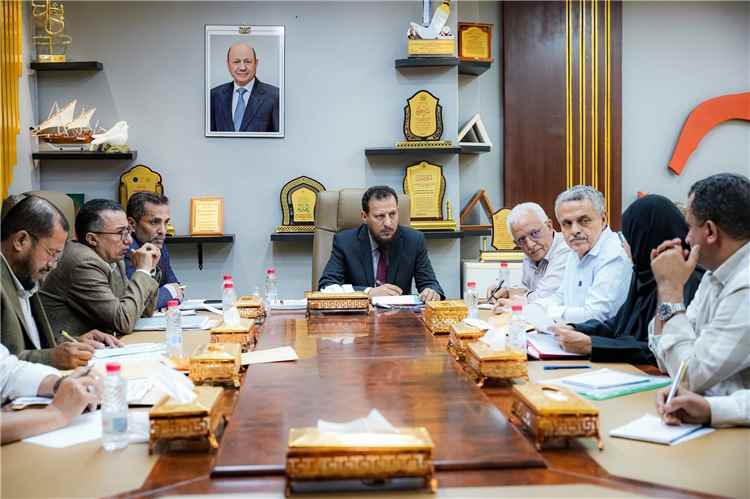 في لقائه بقطاعات الطرق والمياه والصرف الصحي والأشغال العامة.. المحافظ عبد الرحمن شيخ يقر عددًا من المشاريع