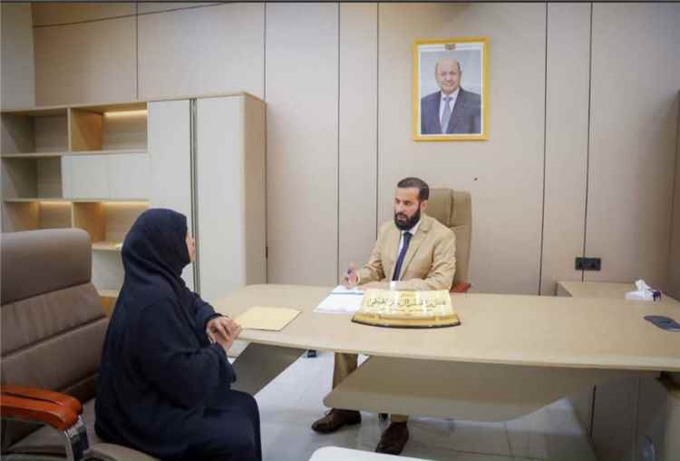 محافظ أبين يؤكد دعمه لتمكين المرأة خلال لقائه رئيسة اللجنة الوطنية للمرأة