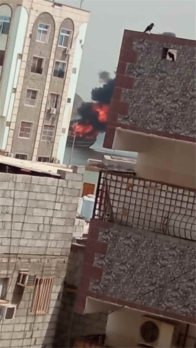 عاجل | حريق في زعيمة قرب ميناء المعلا بعدن