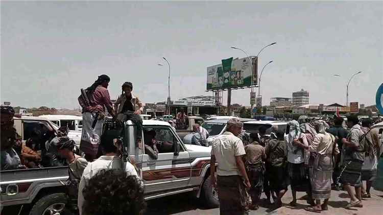 انسحاب الحشود القبلية من ساحة العروض بعد تلقي ضمانات ببقاء المتهمين داخل السجن