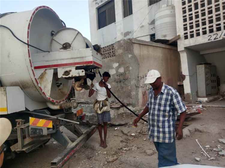 فرق الصرف الصحي بعدن تنفذ أعمال صيانة وفتح انسدادات واسعة بعدد من المديريات