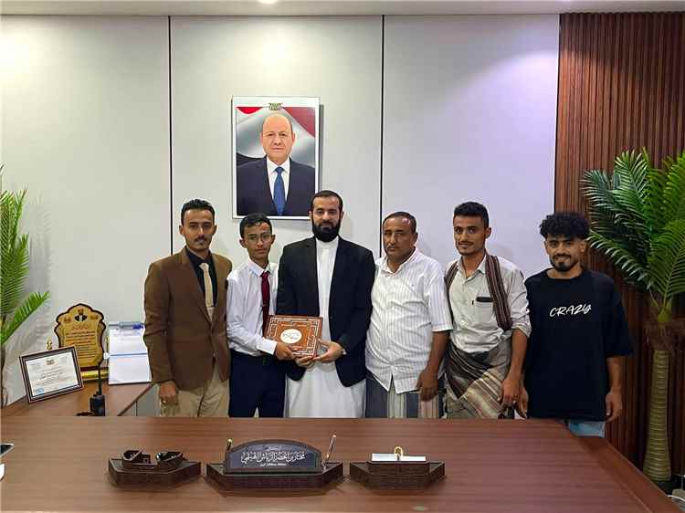 محافظ أبين يكرّم المهندس الشاب أمعبد سليم الريدي بفوزه بالمركز الأول والجائزة الذهبية في مؤتمر الابتكار بجامعة تعز