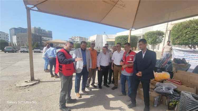 الهلال الأحمر بعدن يدعم صندوق النظافة بمعدات مياه لمواجهة السيول وتغير المناخ