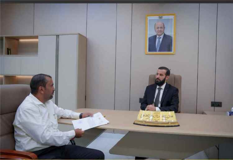 محافظ أبين يلتقي مدير عام سرار ويؤكد أهمية تحسين جودة الخدمات المقدمة للمواطنين