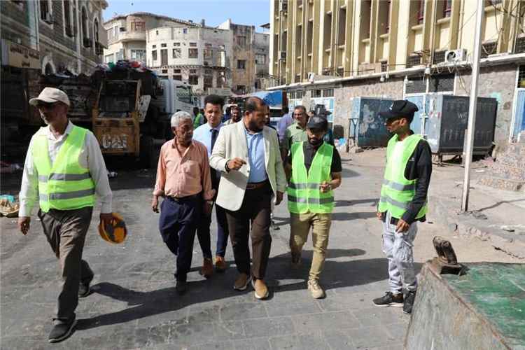 المدير التنفيذي لصندوق النظافة بعدن يدشن العمل بمعدات الهلال الأحمر في فتح مجاري السيول بكريتر