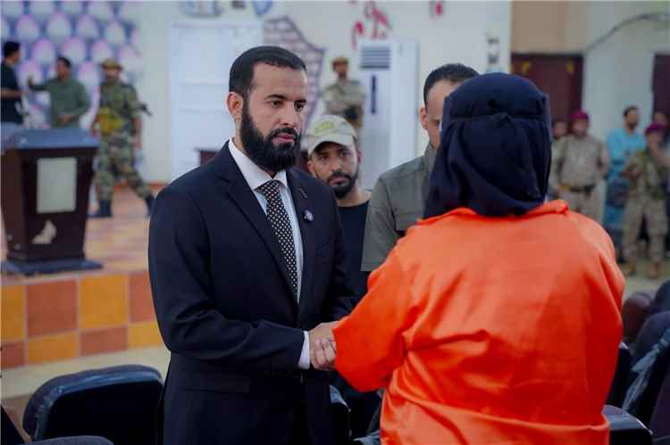 محافظ أبين: عمال النظافة يحظون برعاية خاصة ونعمل على تحسين أوضاعهم المعيشية والصحية