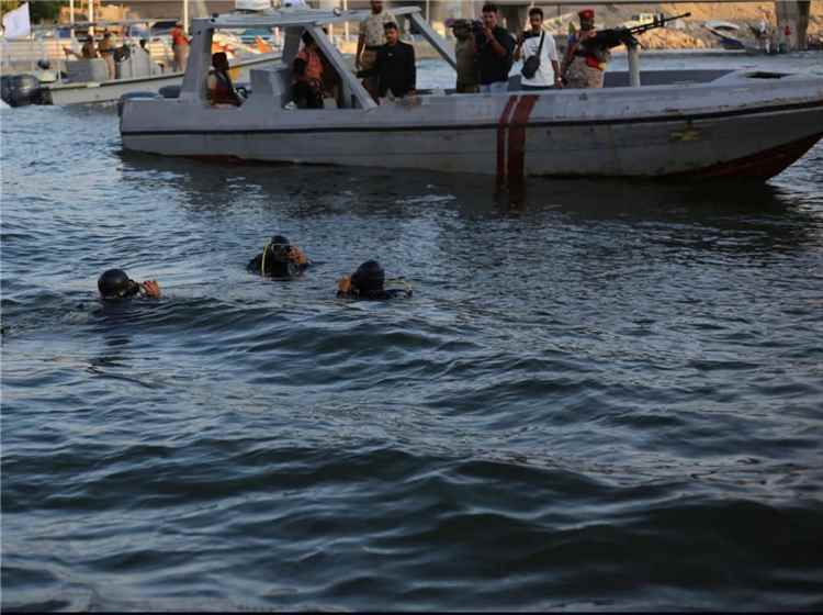 خفر السواحل بحضرموت ينقذ شاب من أبناء المكلا تعرض لحادث غرق في ساحل الستين