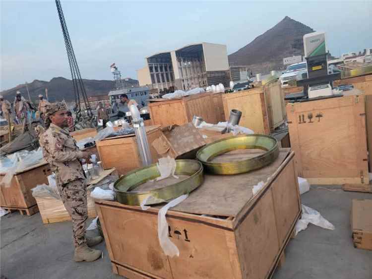 قوات العمالقة الجنوبية تضبط شحنة مواد نوعية لتصنيع الأسلحة في باب المندب، كانت متجهة للحوثيين