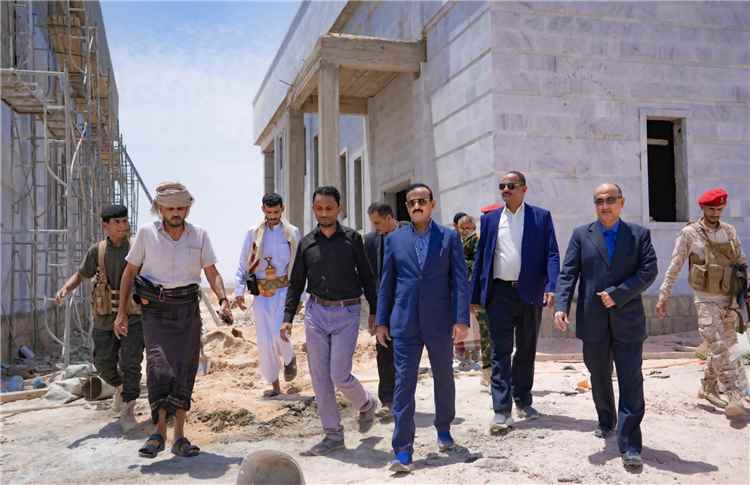المحافظ بن الوزير يشيد بمستوى الإنجاز في مشروع مبنى كلية الطب بجامعة شبوة.