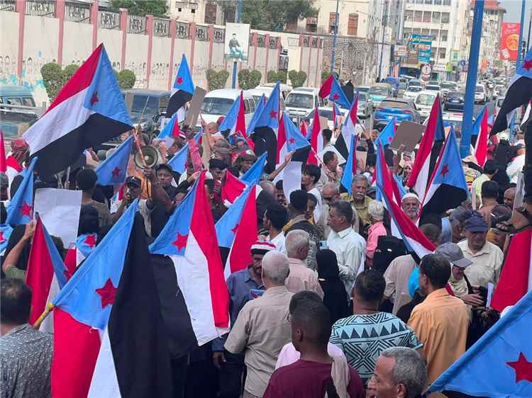 أنصار المجلس الانتقالي ينظمون "وقفة الغضب" في عدن احتجاجاً على تدهور الخدمات