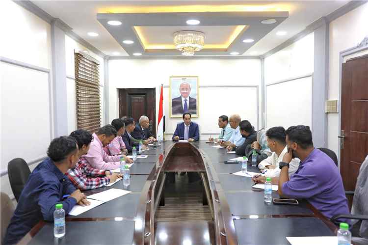وزير الشباب والرياضة يلتقي الإدارة الجديدة لنادي الروضة بعدن