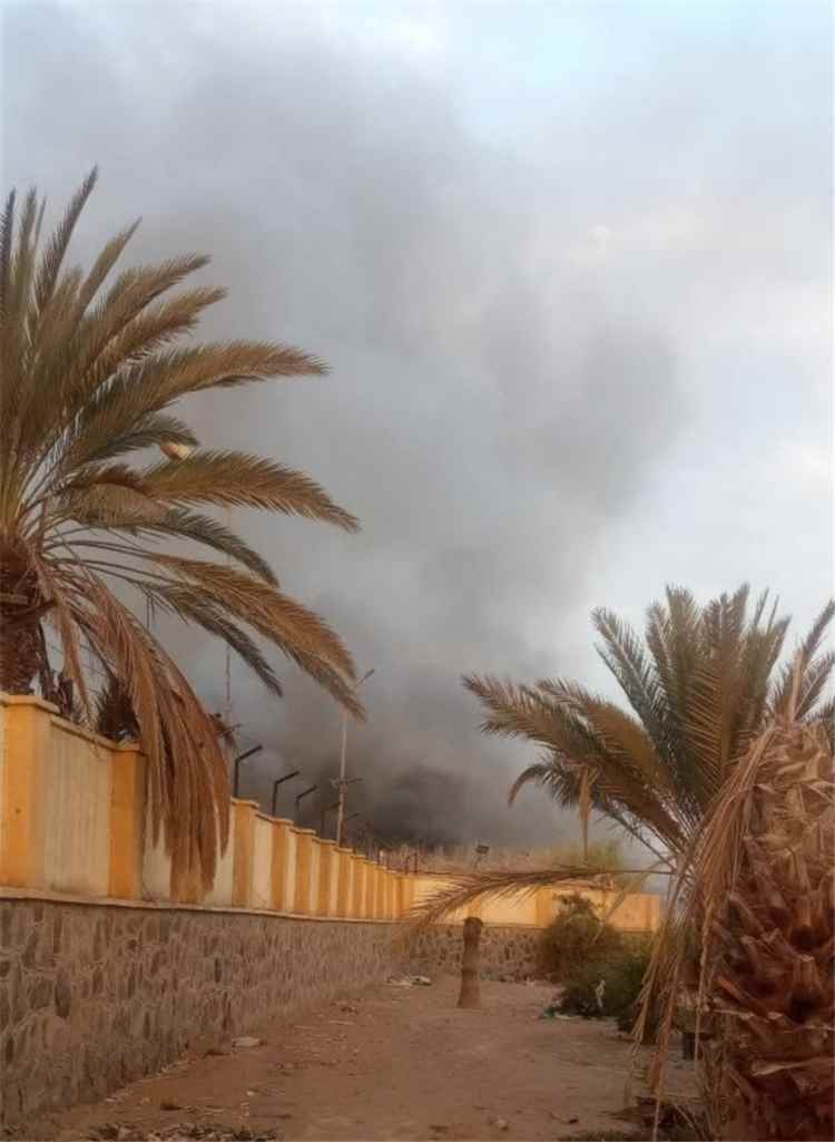 حريق يلتهم أجزاء من مصنع "سنو كريم" في المنصورة بعدن