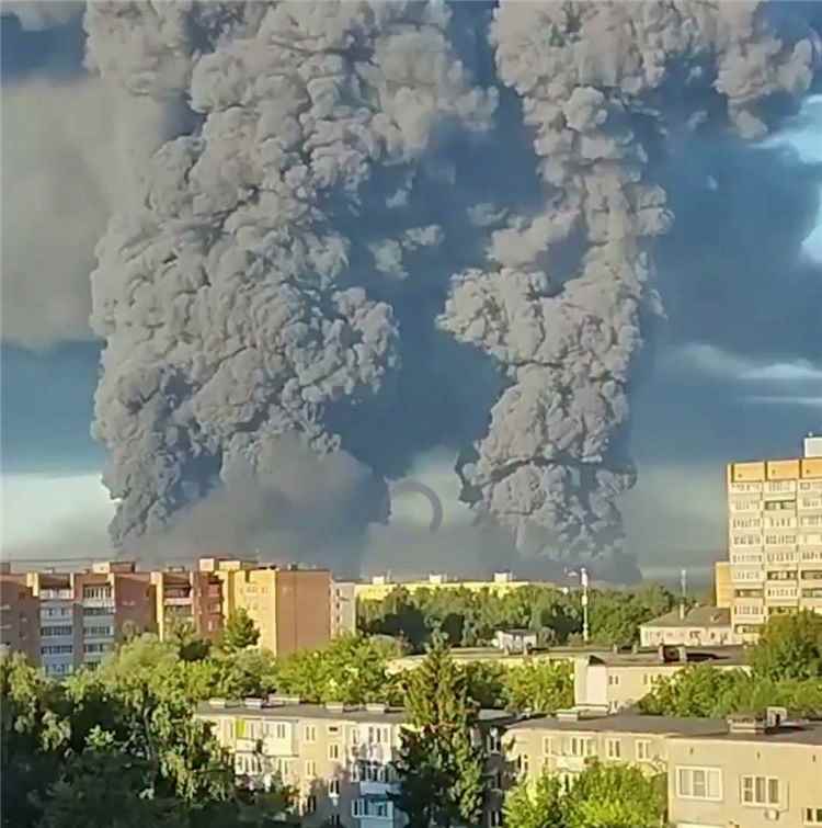 في أكبر هجوم منذ عامين.. أوكرانيا تستهدف العمق الروسي بمئات المسيرات وتضرب مفاصل الاقتصاد النفطي