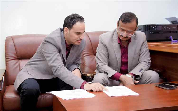 المحافظ بن الوزير يناقش مع مدير فرع مؤسسة الطرق والجسور أبرز مشاريع صيانة وتأهيل طرق محافظة شبوة