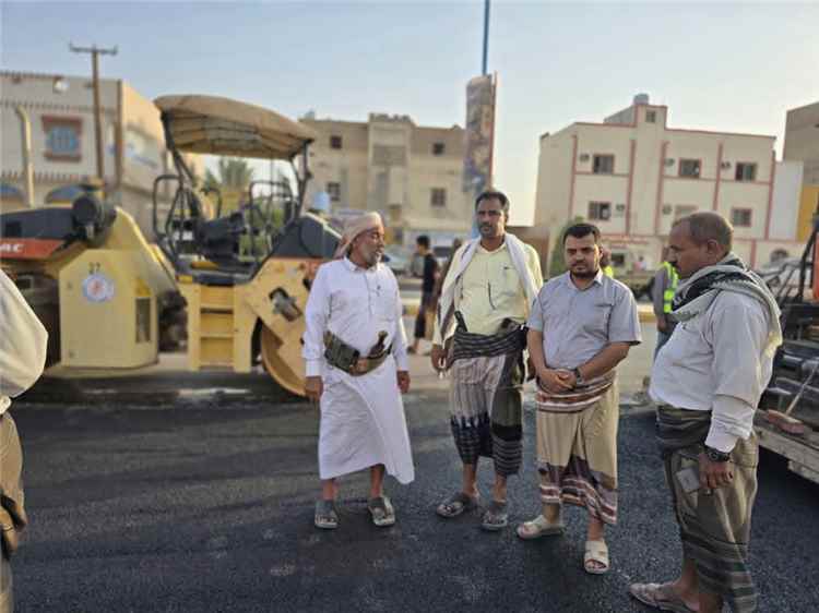 المحافظ بن الوزير يتابع سير الإنجاز في مشروع تأهيل وتوسعة شارع الأربعين بمدينة عتق