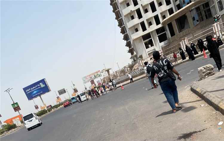 عدن تواجه أزمة مواصلات حادة وسط استمرار أزمة الغاز