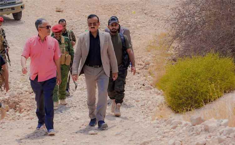 المحافظ بن الوزير يشدد على سرعة استكمال ترتيبات تنفيذ المرحلة الثانية لمشروع حقل الشبكة للمياه بمدينة عتق