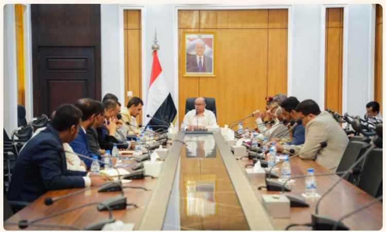 الخنبشي يترأس اجتماعاً موسعاً ويؤكد رفع الجاهزية لمواجهة التهديدات ودعم جهود استعادة الدولة
