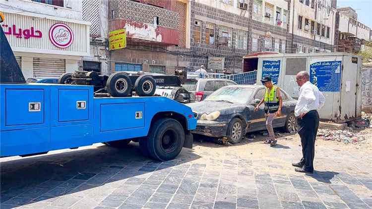 استمرار حملة رفع السيارات المتهالكة من شوارع مديرية صيرة بعدن