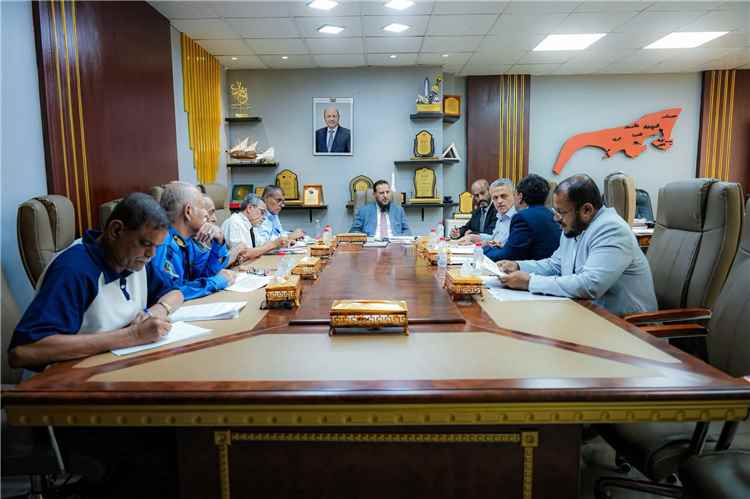 محافظ العاصمة عدن يناقش جهود إزالة العشوائيات والمخلفات وتعزيز الانضباط المروري