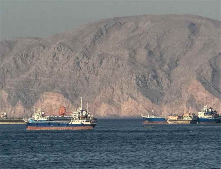 استهداف ناقلة نفط بمقذوف قبالة سواحل عُمان
