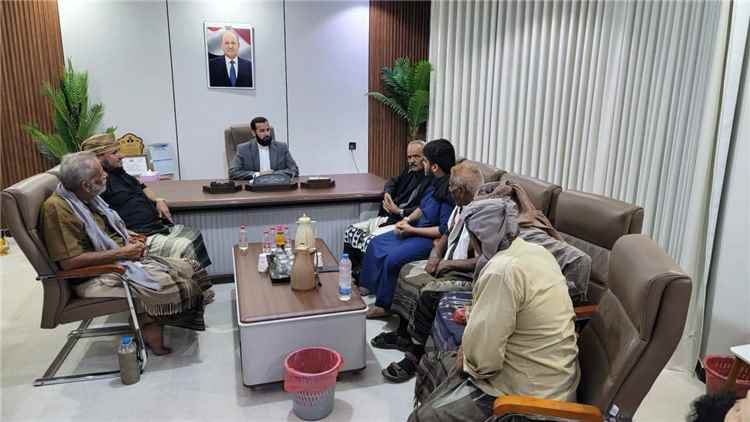 محافظ أبين يلتقي مشايخ ووجهاء قبيلة الجعادنة ويؤكد دعمه لمطالبهم الحقوقية في قضية علي عشال.