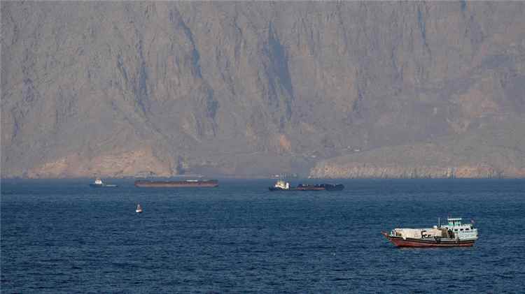 عاجل: تصعيد بحري جديد.. الحوثيون يعلنون استهداف ناقلتي نفط سعوديتين