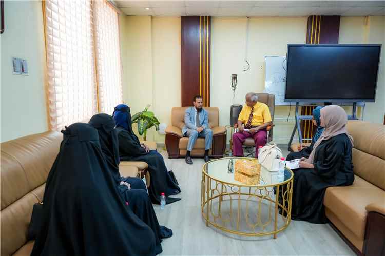 المحافظ شيخ يطّلع على التحضيرات الجارية لإحياء أربعينية الفقيد سعيد عولقي