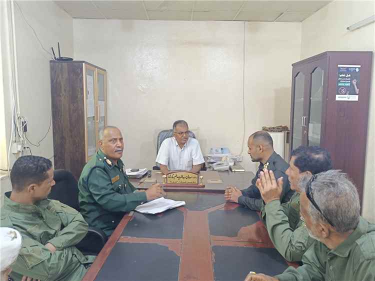 القلعه يتفقد شرطة المعلا ويؤكد دعم السلطة المحلية للقطاع الأمني