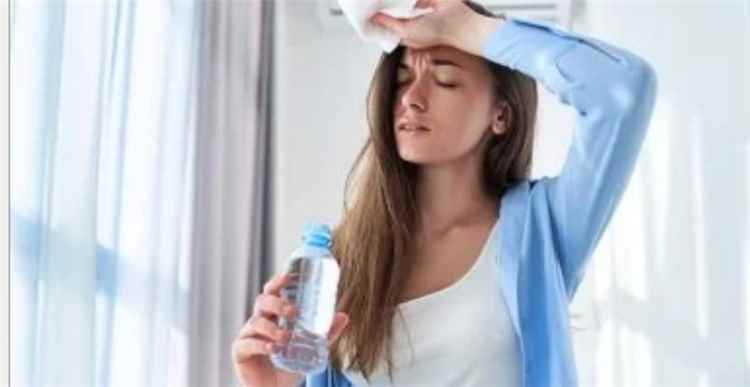 هل شرب الماء المثلج بعد التعرض للحرارة مفيد أم قد يسبب أضرارًا؟ أطباء يوضحون الطريقة الصحيحة للترطيب