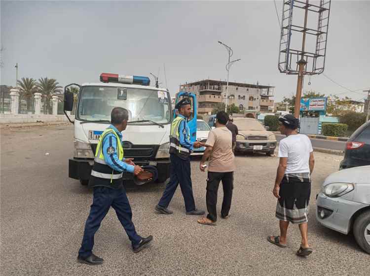 السلطة المحلية بخورمكسر تنفذ حملة لرفع السيارات المتهالكة وإزالة العشوائيات وتتابع أعمال النظافة