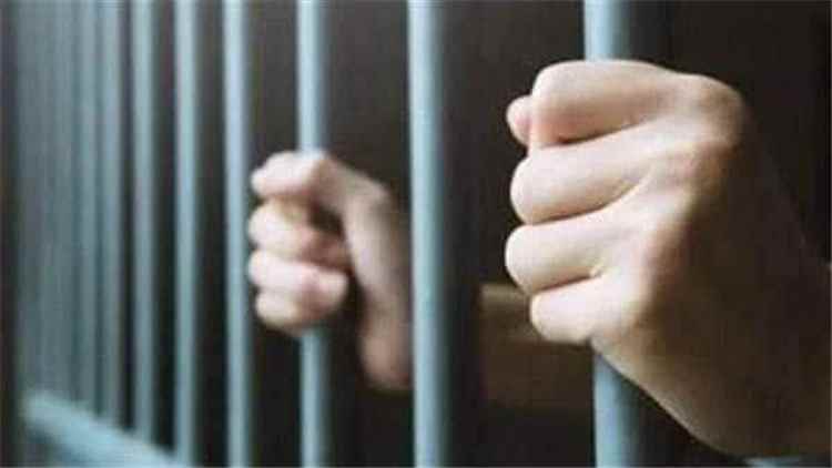 شرطة حضرموت الوادي والصحراء بالتعاون مع قوات درع الوطن تلقي القبض على متهم بارتكاب جريمة قتل في تريم