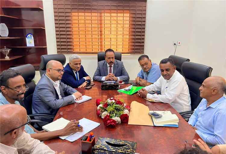 وزير الأشغال يترأس اجتماعاً لقيادات صندوق صيانة الطرق في عدن