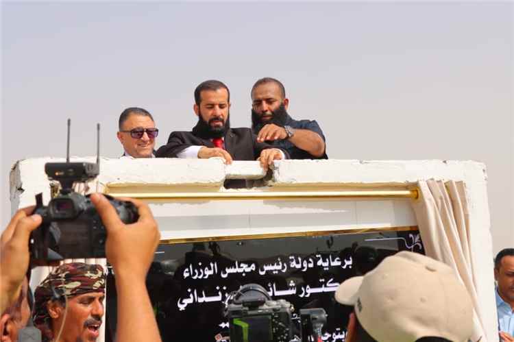محافظ أبين يضع حجر الأساس لوحدات الجوار السكنية ويعلن بدء تمكين المواطنين من أراضيهم
