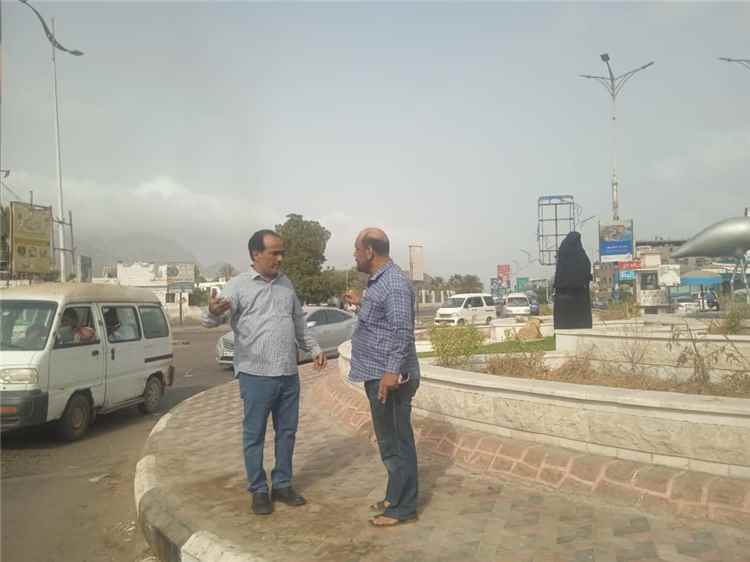 مدير عام خورمكسر يتابع أعمال رفع الأتربة المحاذية لمطار عدن الدولي ويطلع على سير حملة النظافة اليومية