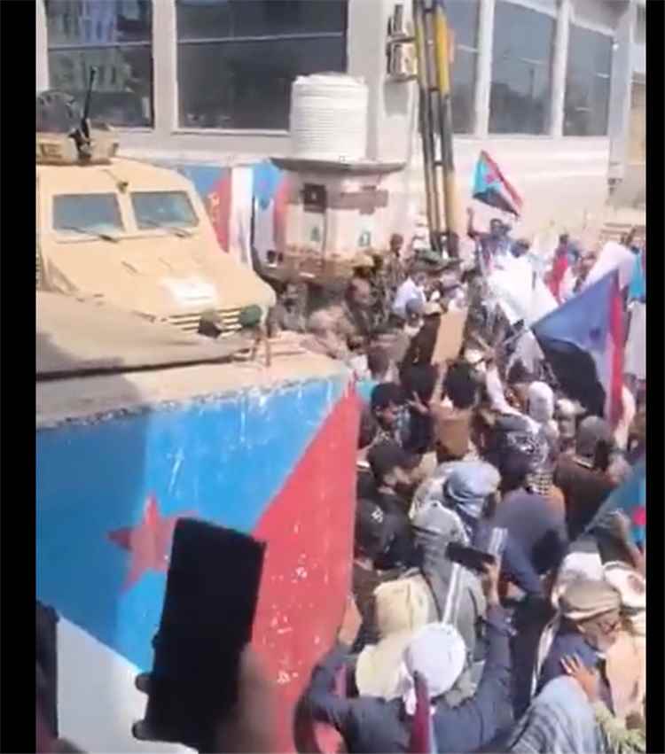 متظاهرون يحتشدون أمام مقر الحكومة في معاشيق دعماً للمجلس الانتقالي