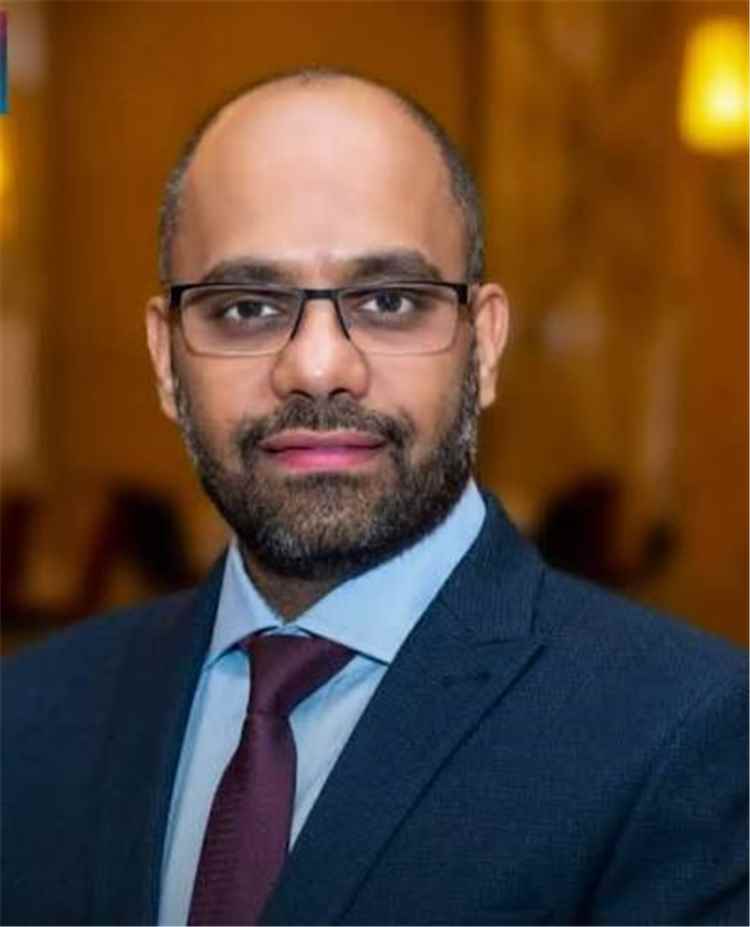 وزير الاتصالات وتقنية المعلومات يستقبل العزاء في وفاة عمه والد زوجته بالقاهرة