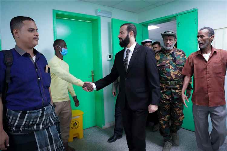 محافظ أبين يوقف مدير مستشفى الرازي ويحيله إلى التحقيق خلال زيارة مفاجئة