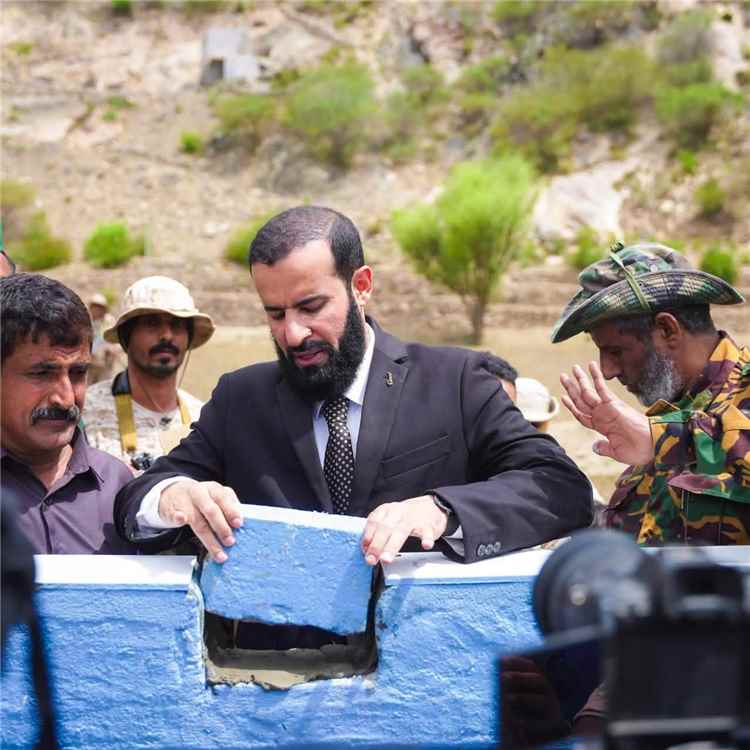 محافظ أبين يضع حجر الأساس لمشروع تأهيل مياه الزغرور بمنطقة الصفاة في رصد