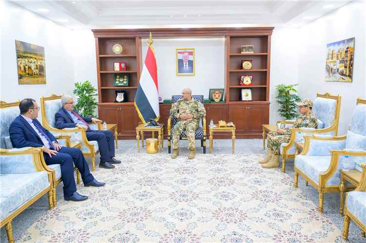 طارق صالح يبحث مع قيادة بنك الإنشاء والتعمير استئناف عمل البنك في المخا