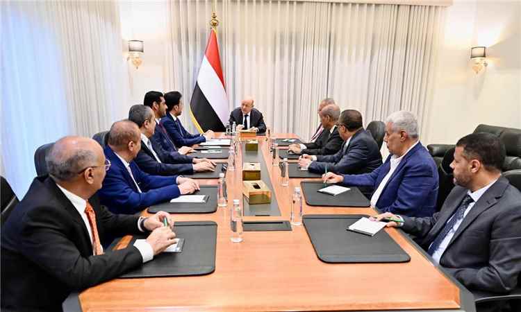 رئيس مجلس القيادة يشيد بالتحالف البحري متعدد الجنسيات والدعم السعودي لمؤسسات الدولة اليمنية وامن واستقرار المنطقة