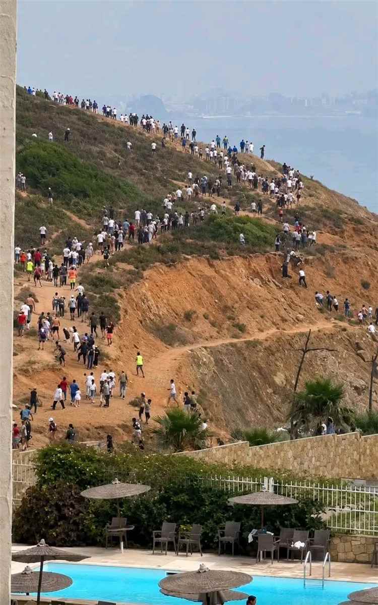 الرئيس الفرنسي يعلن نشر قوات وطائرات على الحدود الإسبانية وسط أزمة الهجرة في سبتة