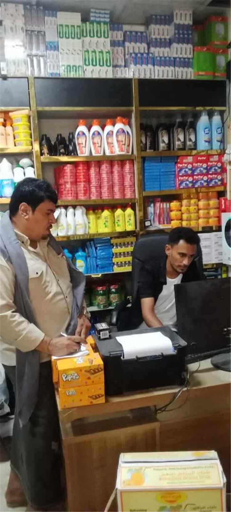 مدير مكتب الصناعة والتجارة بالريدة وقصيعر ينفذ نزولاً ميدانياً إلى الأسواق لمتابعة الأوضاع