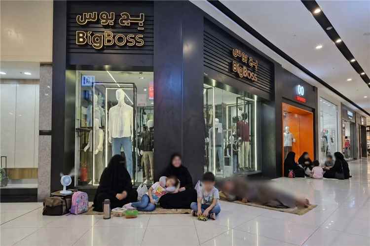 هروبًا من الأجواء الحارة.. عائلات بعدن تلجأ إلى عدن مول في ظل الانقطاعات الكهربائية