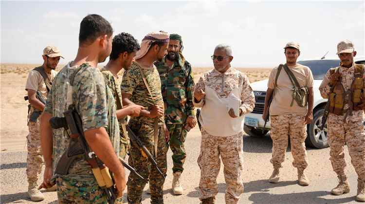 الفريق الأمني بمكتب القائد المحرّمي يتفقد النقاط الأمنية على امتداد الشريط الساحلي بين عدن وباب المندب