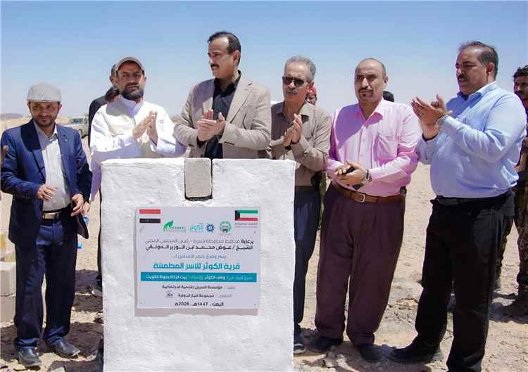 المحافظ بن الوزير يضع حجر الأساس لمشروع المدينة السكنية الكويتية للأيتام في عتق