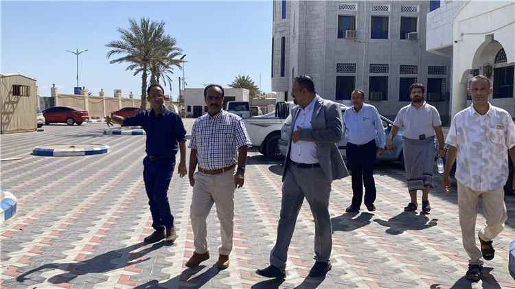 وكيل المحافظة علوي النوبة يتفقد مستوى الانضباط الوظيفي بمديرية خورمكسر عقب إجازة عيد الأضحى