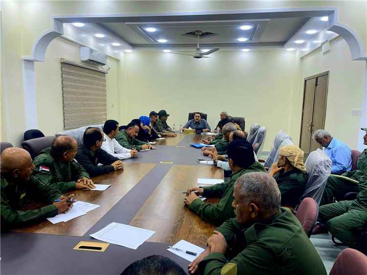 مدير أمن العاصمة عدن يترأس اجتماعاً قيادياً موسعاً مع مساعديه ومدراء الإدارات الأمنية.